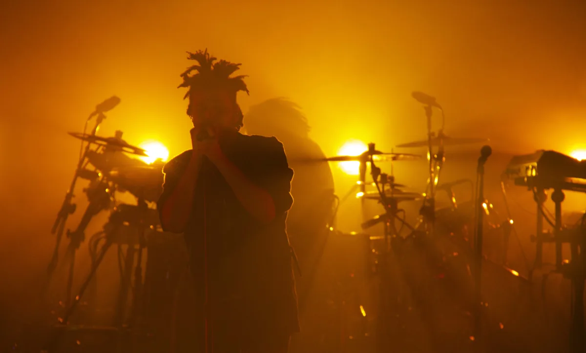 The Weeknd cantando sobre el escenario