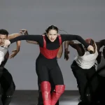 Rosalía en el escenario rodeada de sus bailarines
