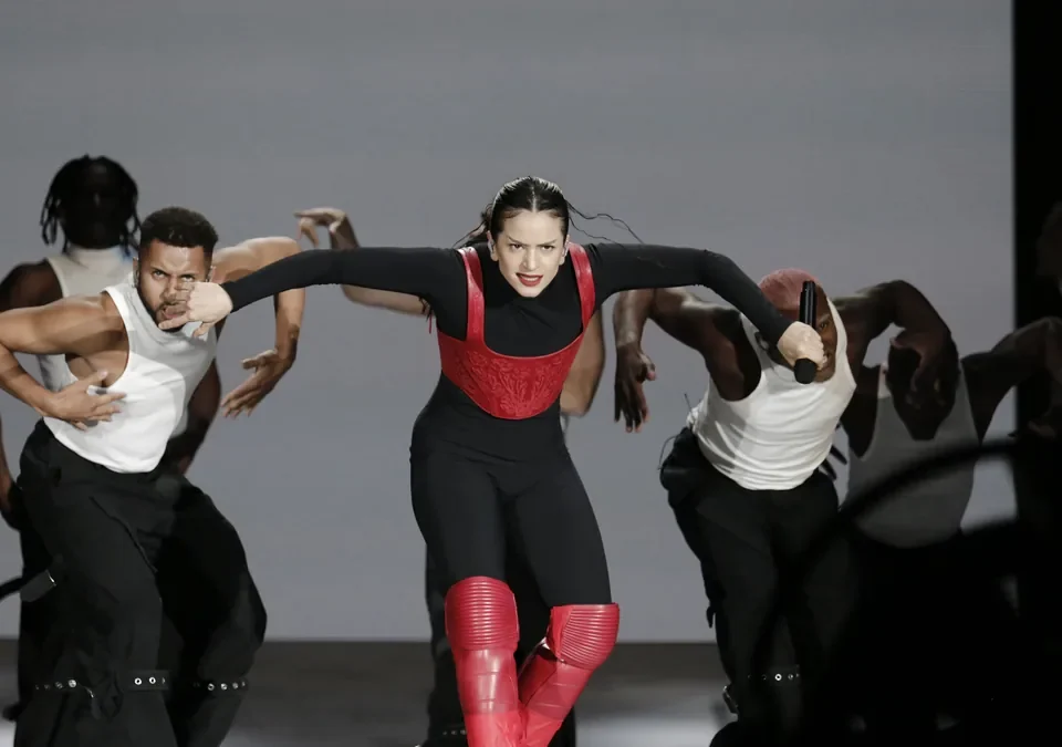 Rosalía en el escenario rodeada de sus bailarines