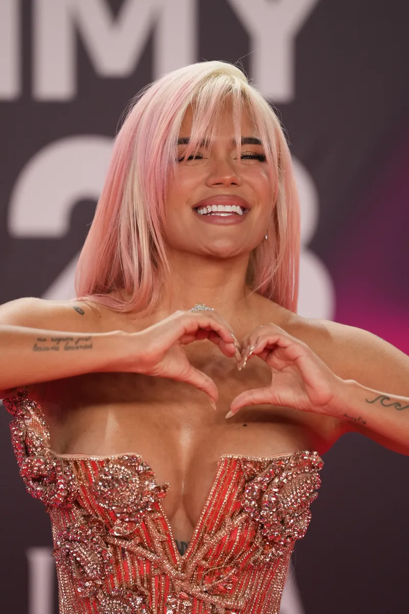 Karol G posando en la gala de los Latin Grammy
