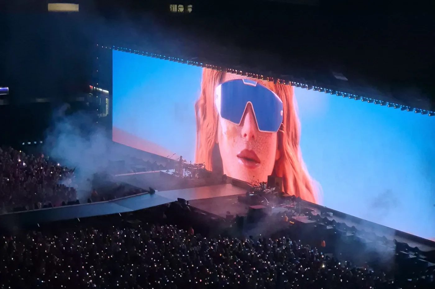 Shakira en la pantalla gigante durante un concierto de su gira Las Mujeres Ya No Lloran World Tour
