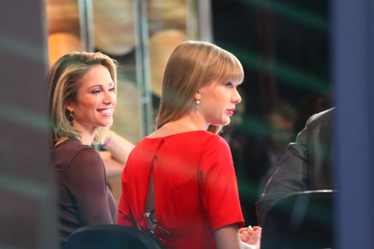 Taylor Swift, de rojo, durante una entrevista en un plató de televisión
