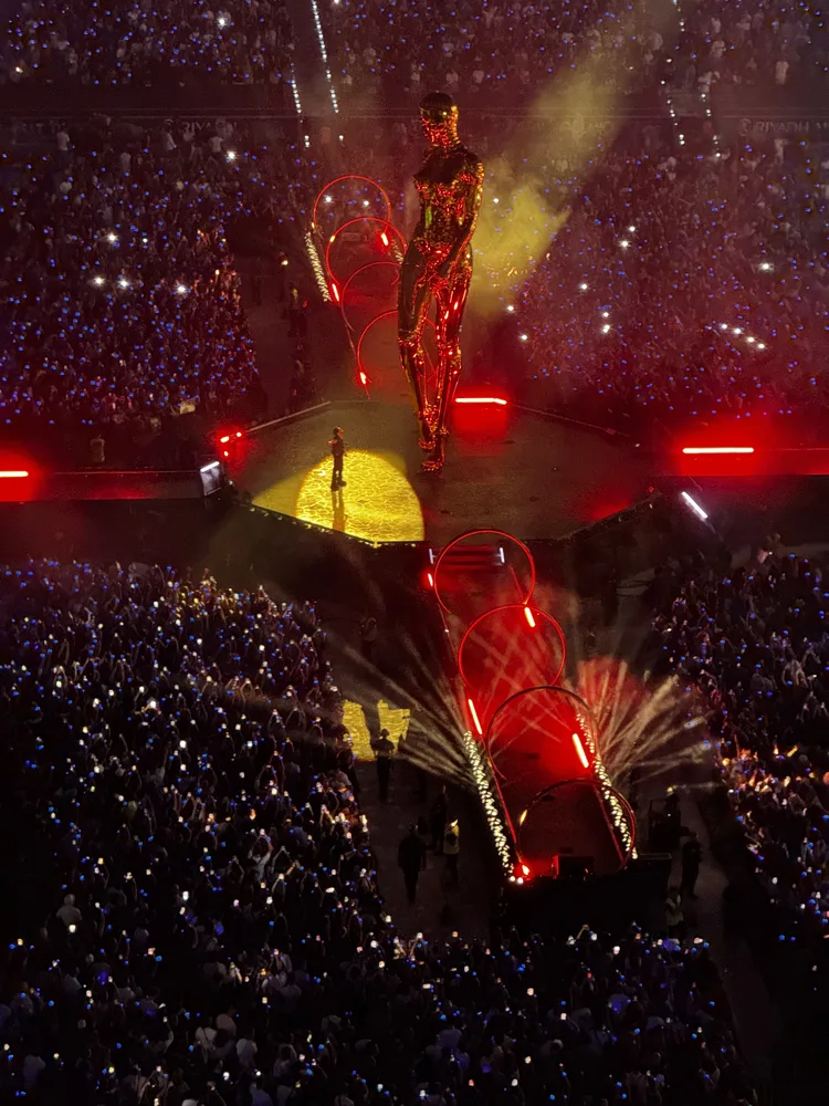 The Weeknd cantando, visto en la pantalla gigante del estadio