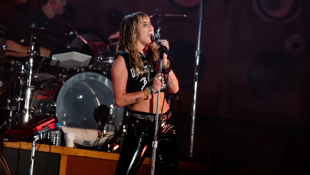 Miley Cyrus cantando ante la batería en directo
