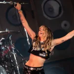 Miley Cyrus canta con los brazos abiertos en un concierto