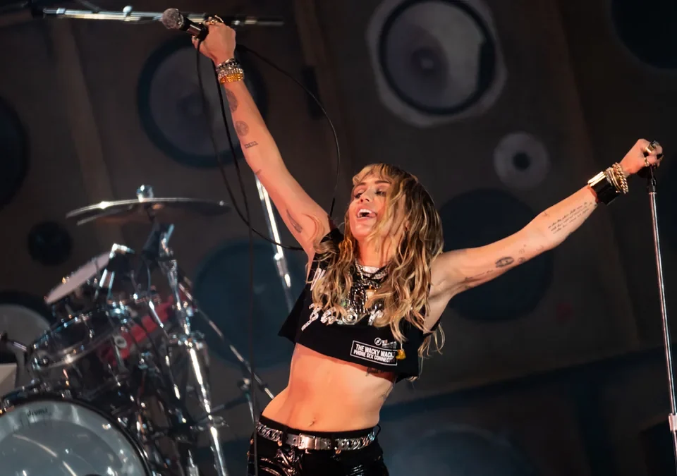 Miley Cyrus canta con los brazos abiertos en un concierto