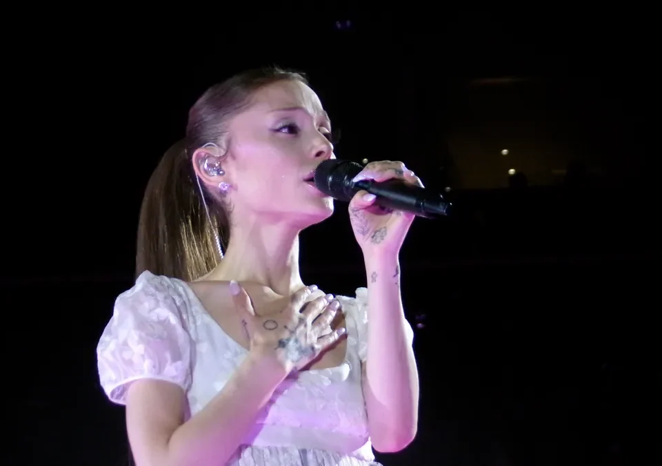 Ariana Grande cantando durante un concierto de The Eternal Sunshine Tour