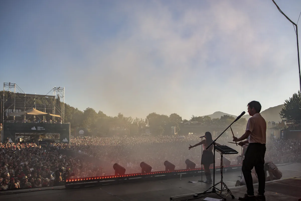 Rigoberta Bandini cantando en un escenario ante un público multitudinario