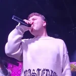 Quevedo cantando en un concierto en Madrid en 2023
