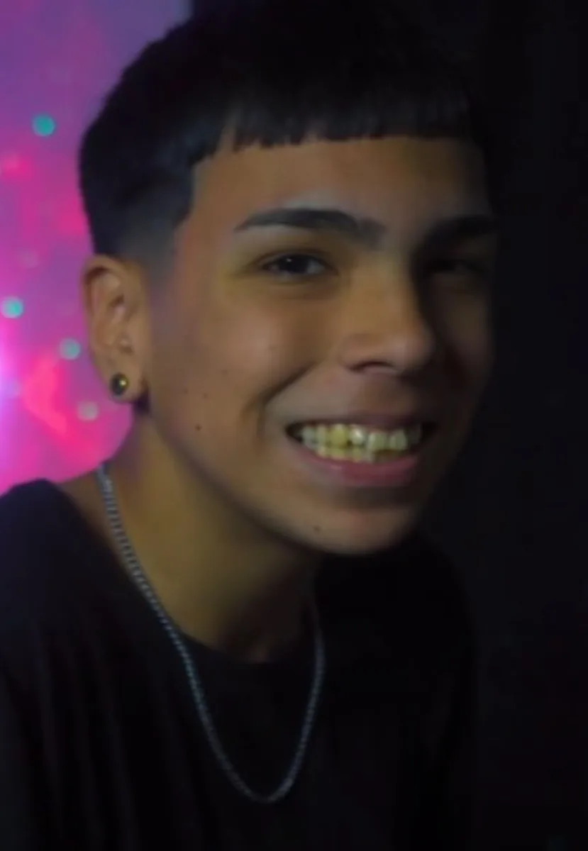 Retrato del cantante argentino Milo J sonriendo