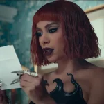 Anitta en un primer plano del videoclip de Boys Don't Cry
