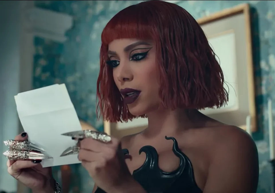 Anitta en un primer plano del videoclip de Boys Don't Cry