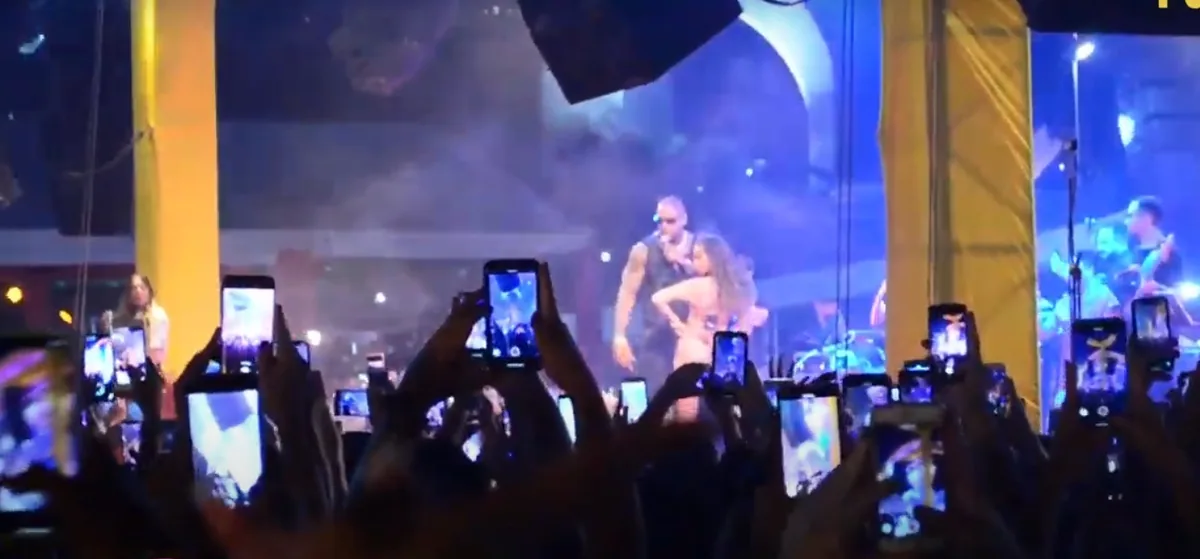 Público con los móviles en alto frente al escenario de un Ensaio da Anitta