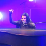 La cantante de Evanescence, al piano y cantando en un concierto
