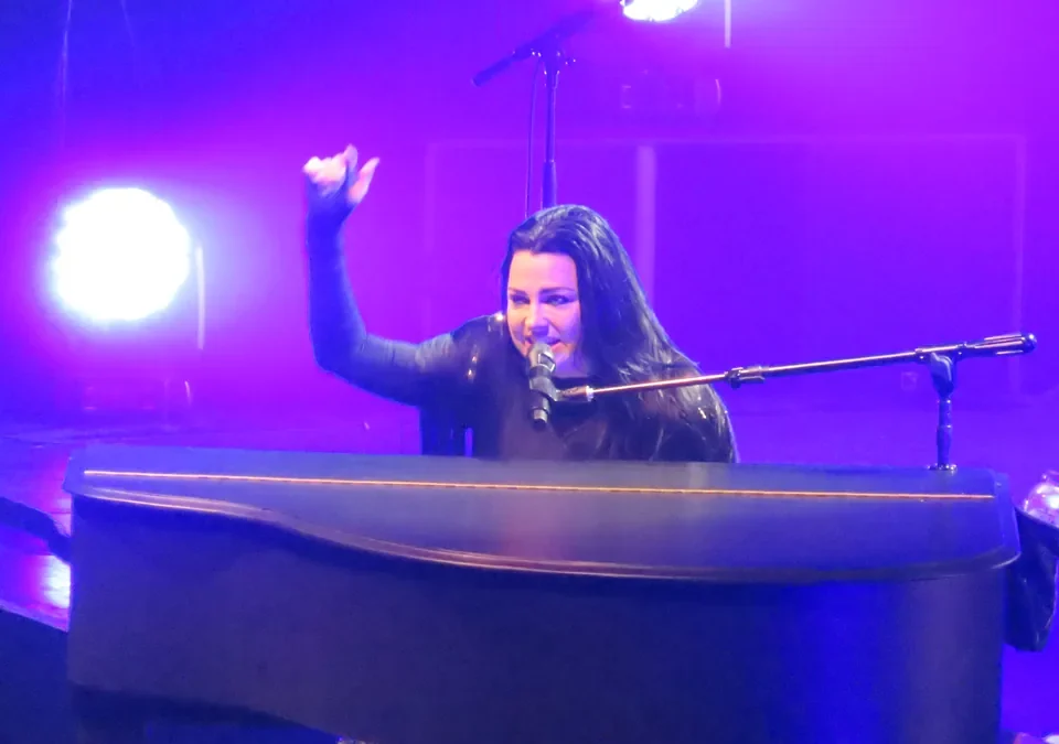 La cantante de Evanescence, al piano y cantando en un concierto