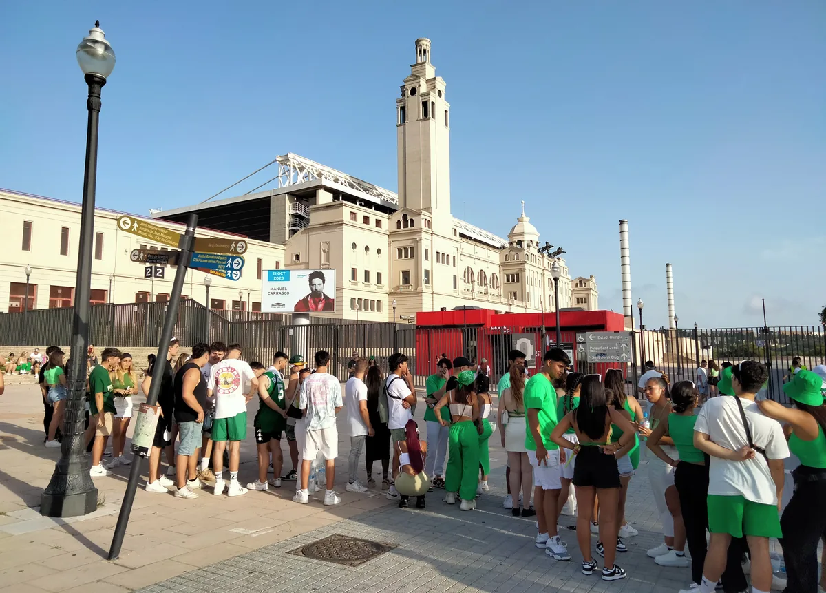 Fans de Feid vestidos de verde hacen cola ante el Estadi Olímpic de Montjuïc