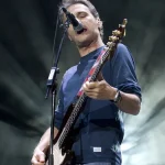 David Summers cantando con el bajo en un concierto de Hombres G