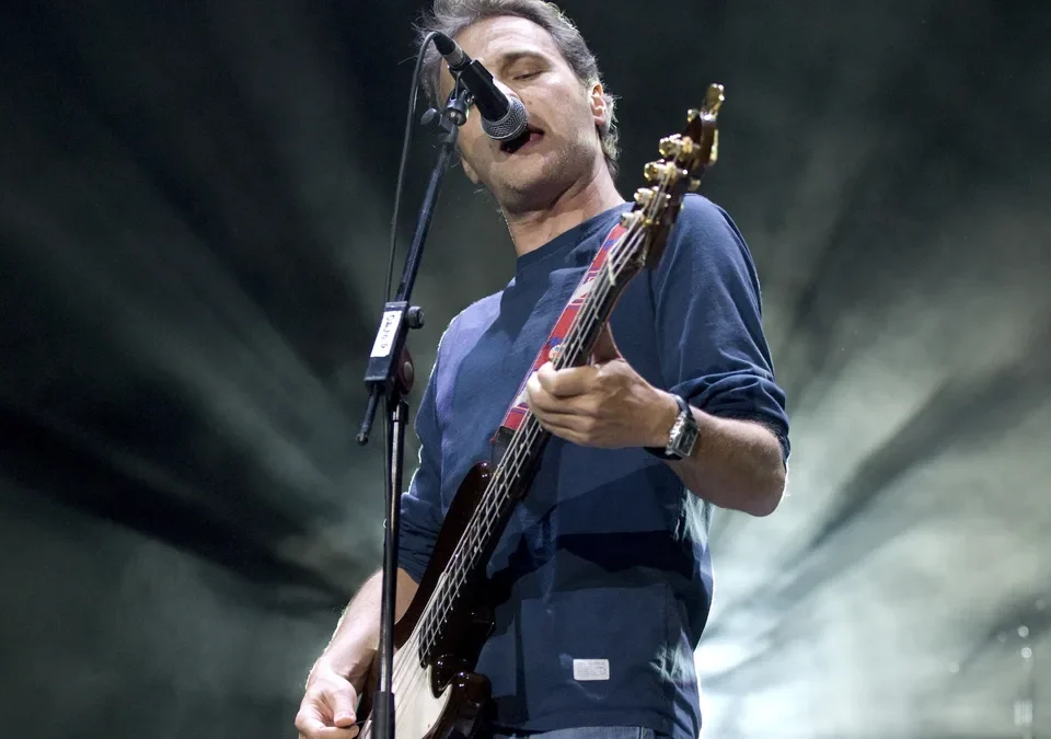David Summers cantando con el bajo en un concierto de Hombres G