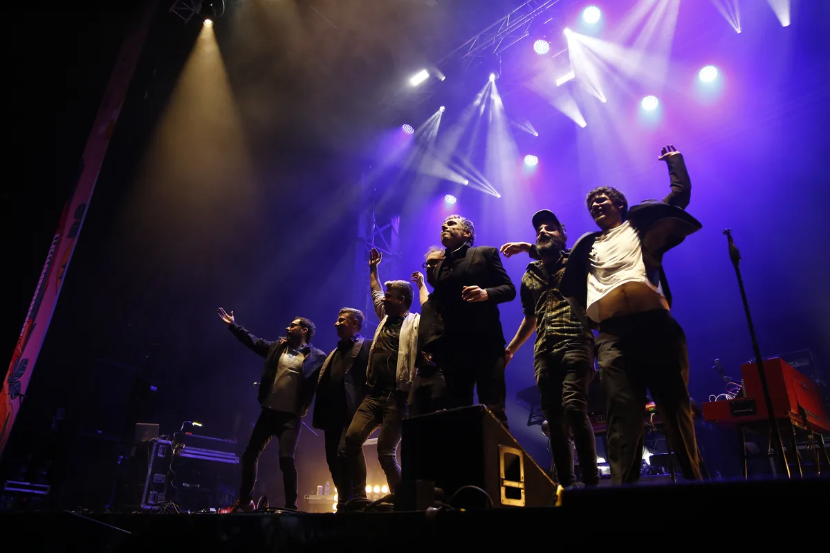 Iván Ferreiro y su banda saludando al público sobre el escenario