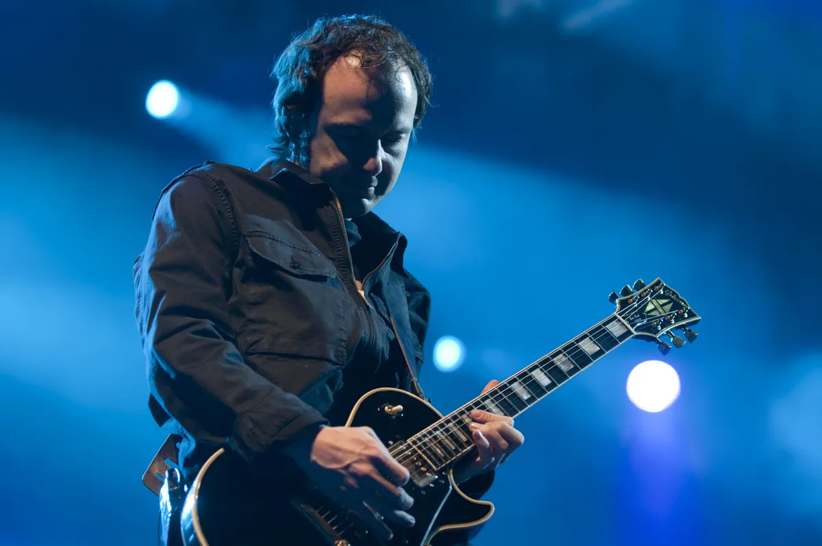 Guitarrista de La Oreja de Van Gogh tocando en directo