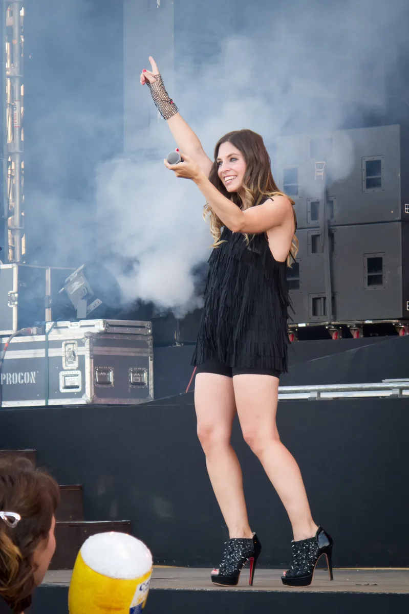 Leire Martínez saluda al público desde el escenario con el micrófono en la mano