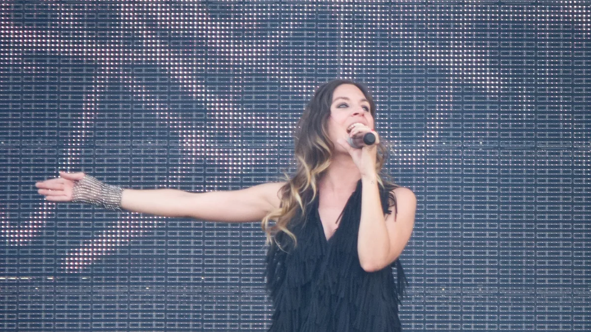 Leire Martínez cantando con el brazo extendido sobre un escenario
