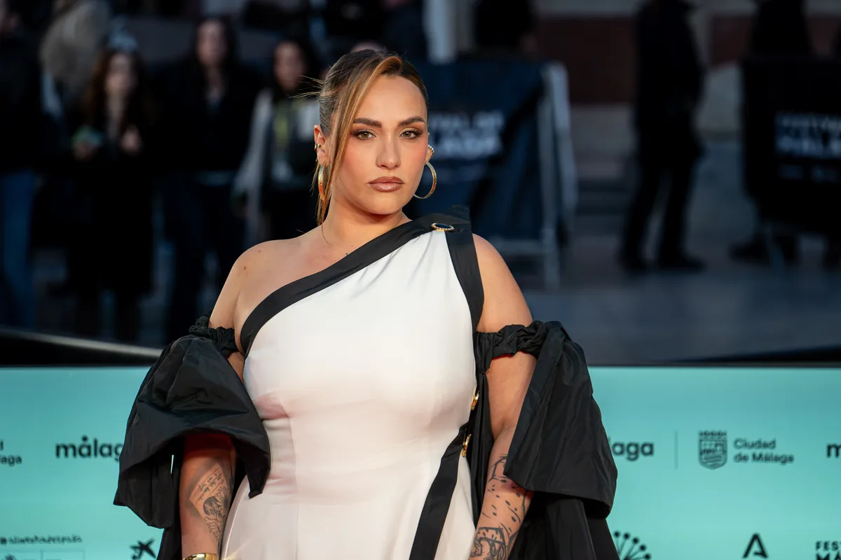 Lia Kali posa en la alfombra del Festival de Málaga con vestido blanco y negro
