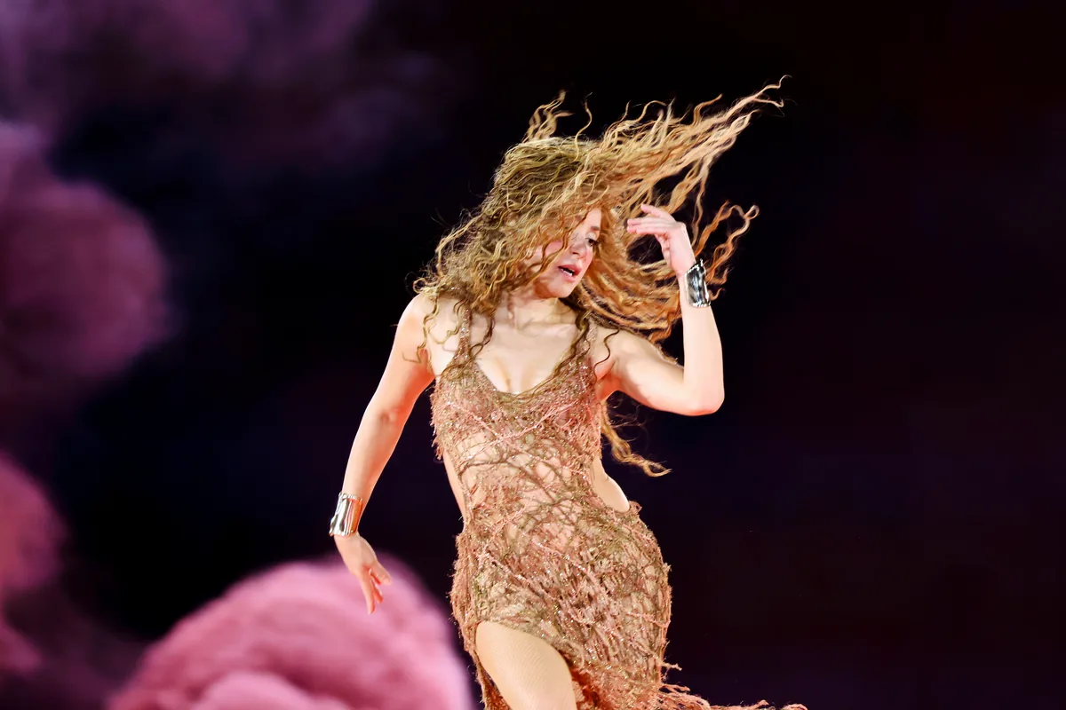 Shakira baila sobre el escenario con el pelo al viento