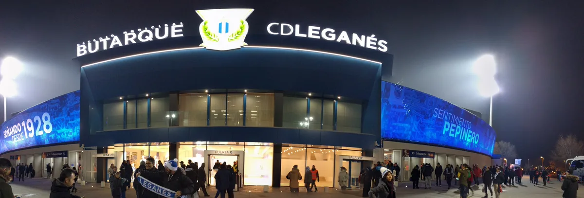 Fachada del estadio de Butarque iluminada de noche