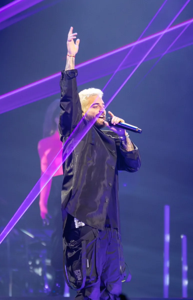Maluma canta en directo con el brazo en alto