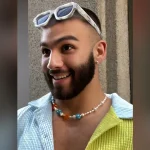 Manuel Turizo sonríe durante una entrevista, con unas gafas de sol sobre la cabeza