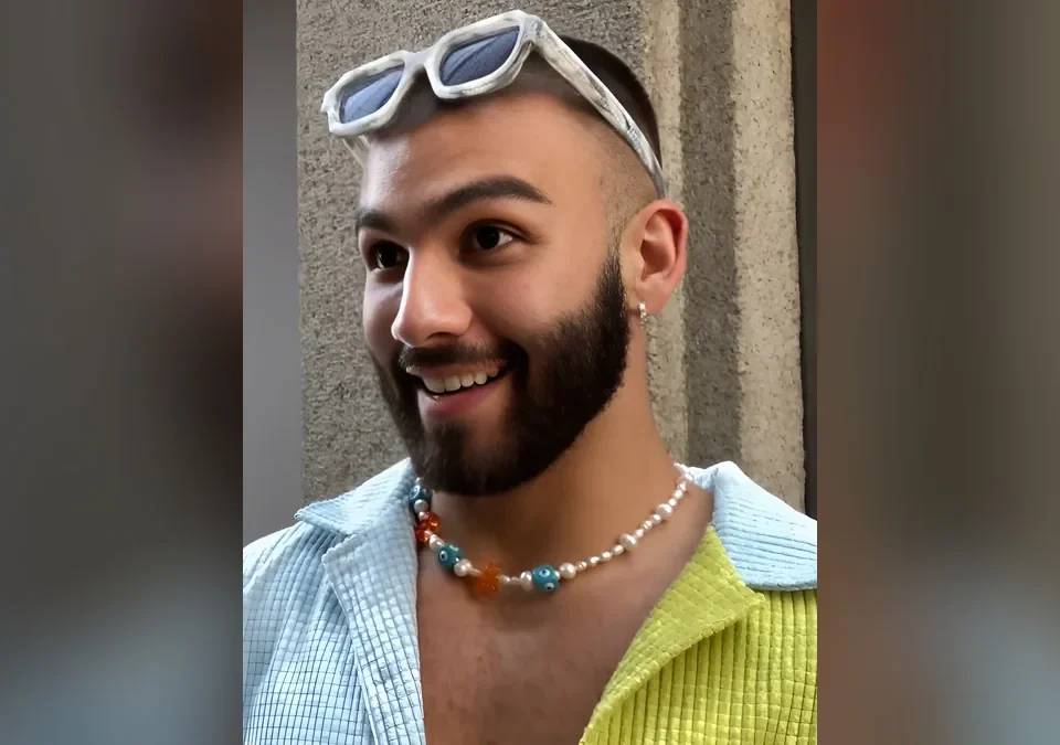 Manuel Turizo sonríe durante una entrevista, con unas gafas de sol sobre la cabeza