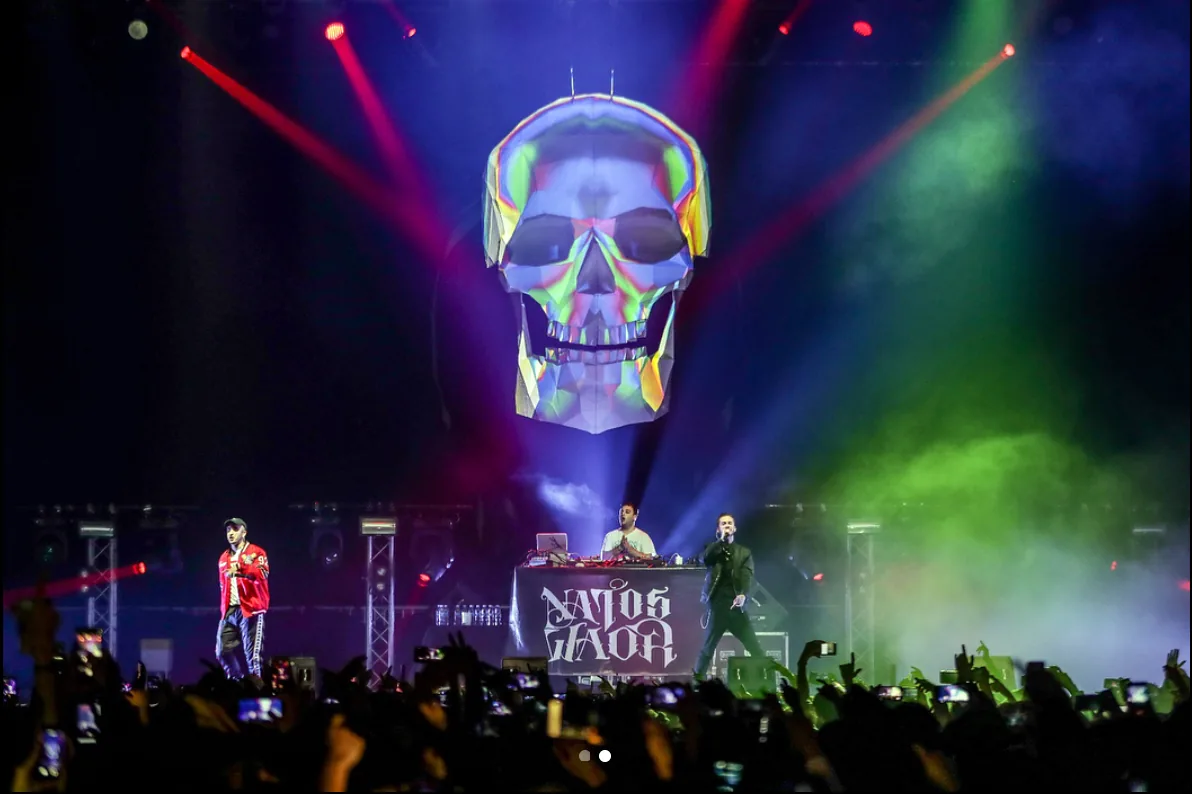 Concierto de Natos y Waor con la calavera del escenario y el público