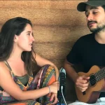 Camilo y Evaluna cantando juntos con una guitarra