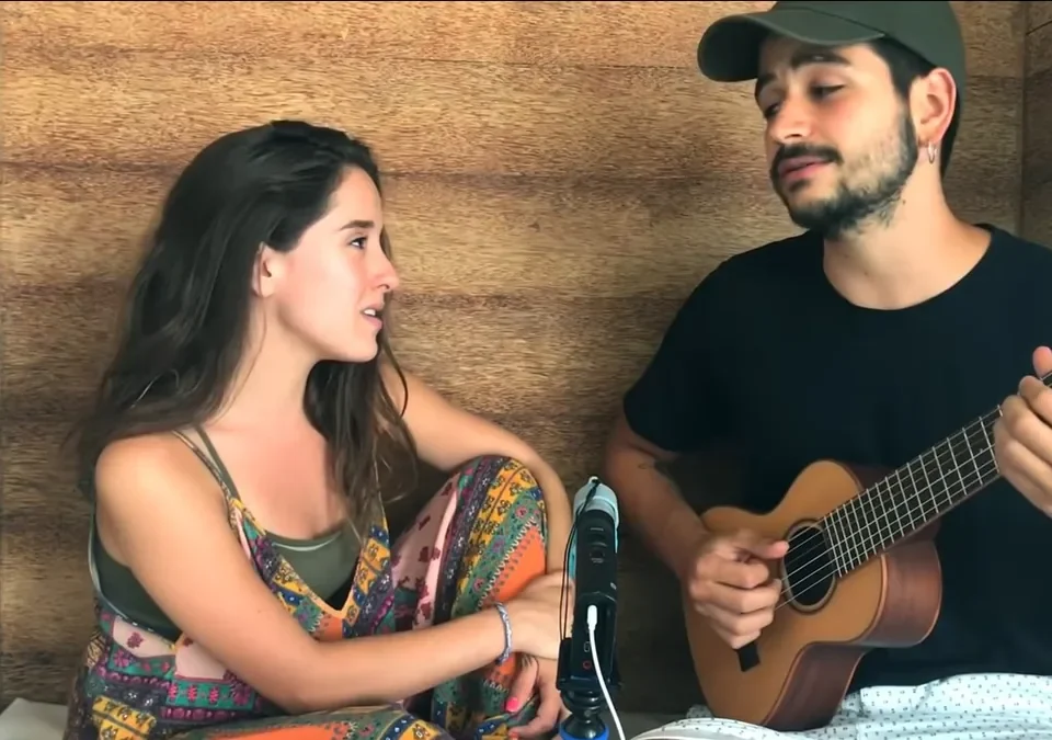 Camilo y Evaluna cantando juntos con una guitarra