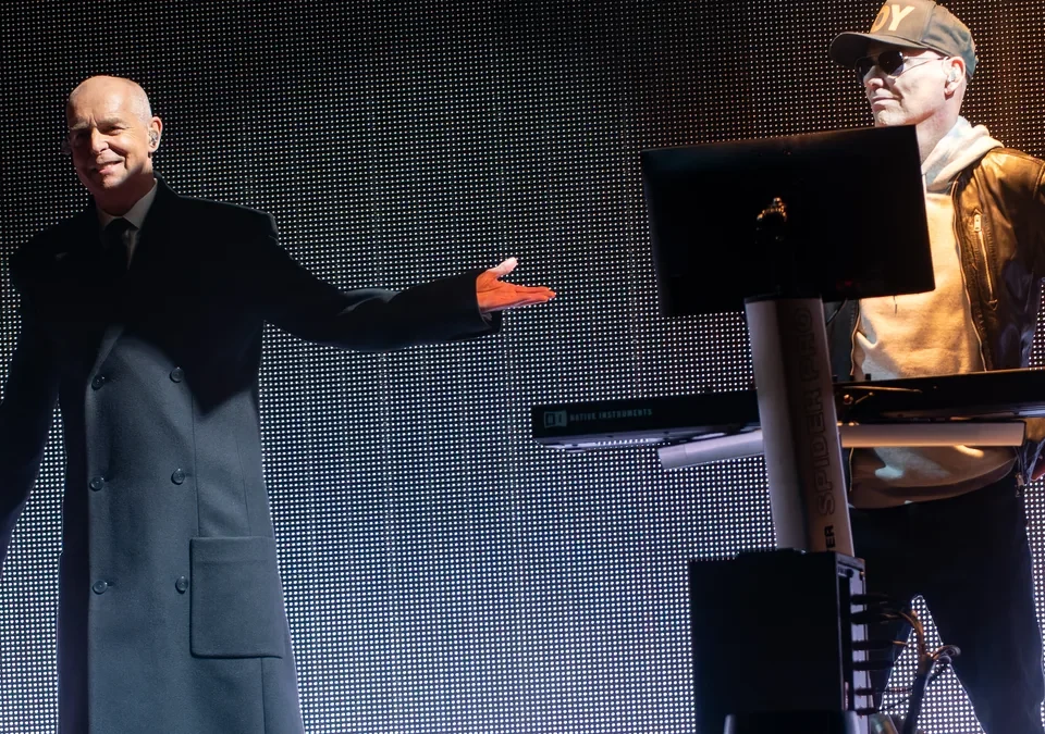 Neil Tennant y Chris Lowe, de Pet Shop Boys, en directo sobre el escenario