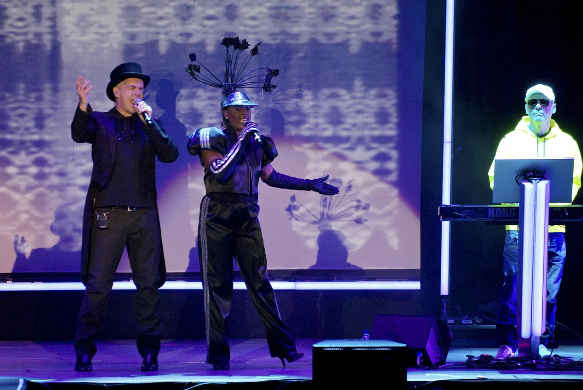 Neil Tennant cantando en un concierto de Pet Shop Boys