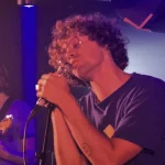 Dawson Daugherty, cantante de almost monday, en un concierto