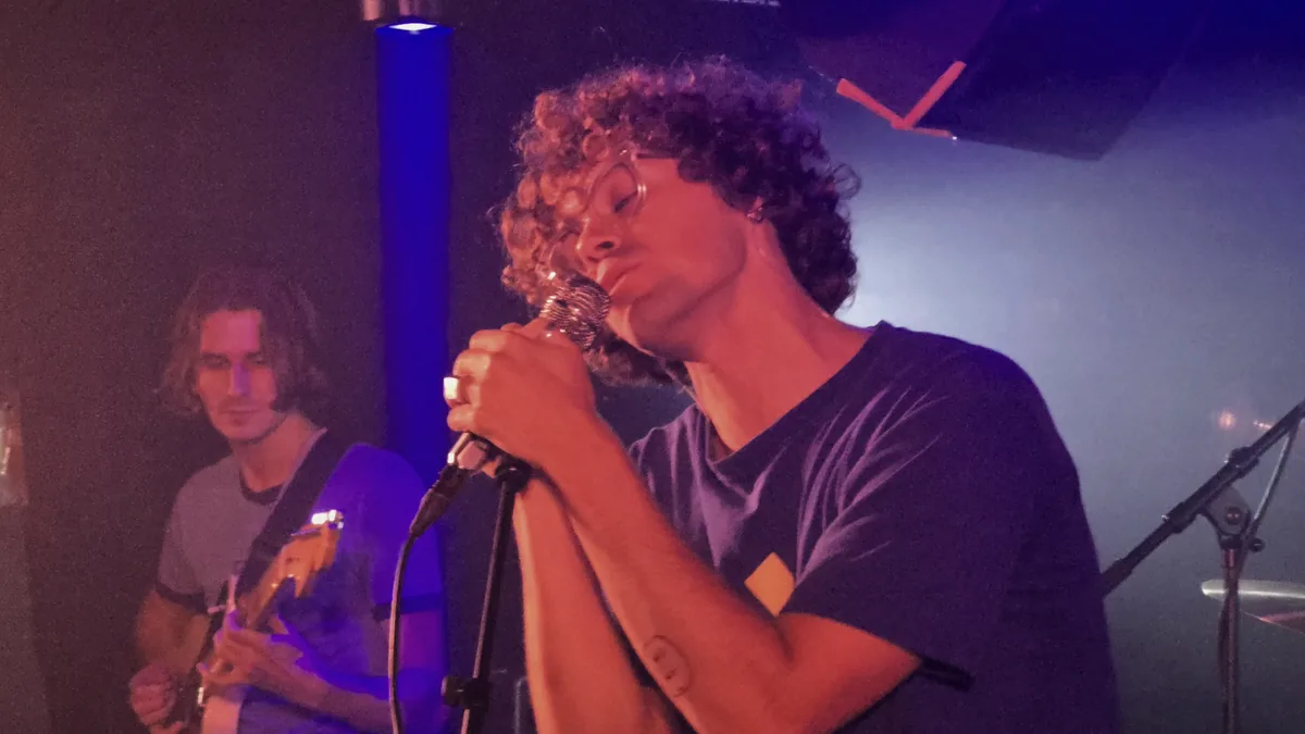 Dawson Daugherty, cantante de almost monday, en un concierto