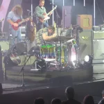 The Black Keys tocando sobre un escenario con amplificadores detrás