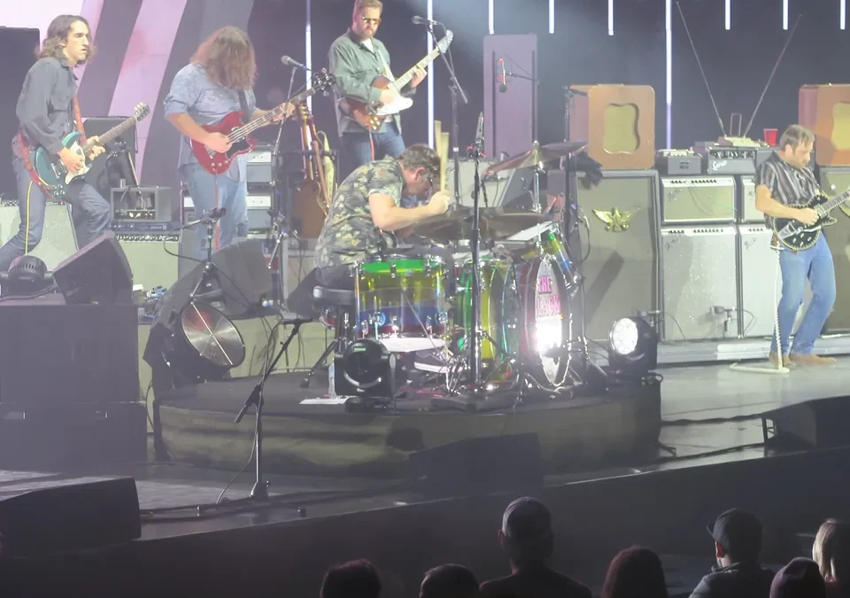 The Black Keys tocando sobre un escenario con amplificadores detrás