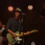Leiva canta con su guitarra junto a su banda en el Movistar Arena de Madrid