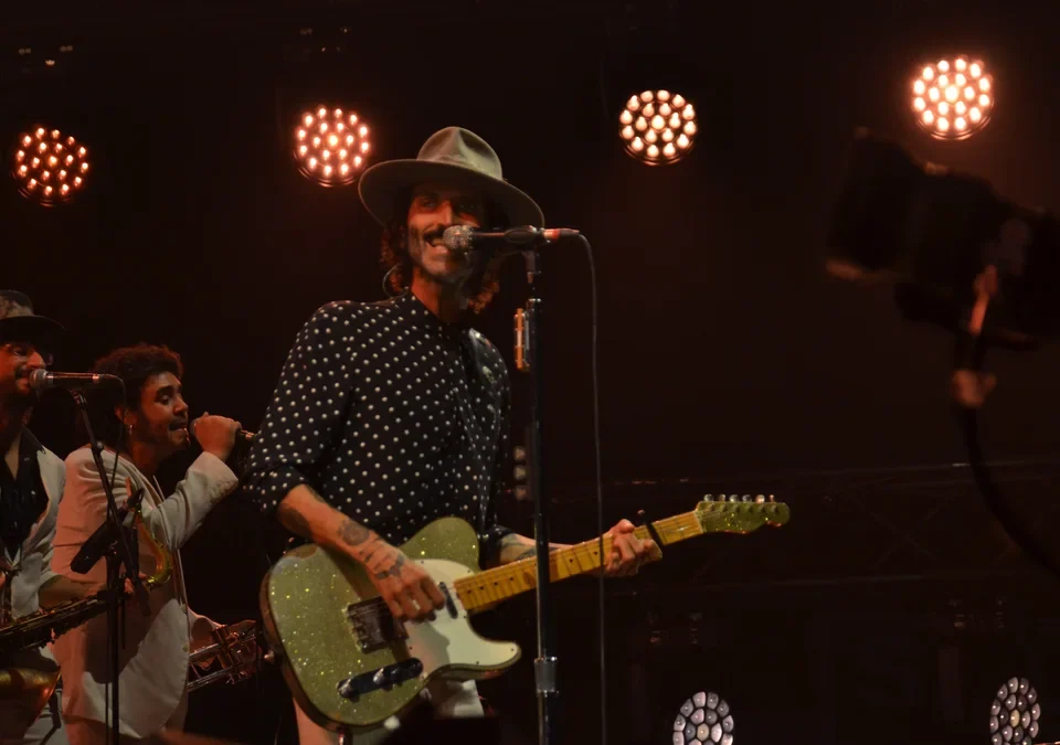 Leiva canta con su guitarra junto a su banda en el Movistar Arena de Madrid