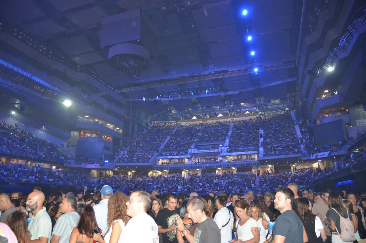 Público en la pista y las gradas del Movistar Arena antes del concierto