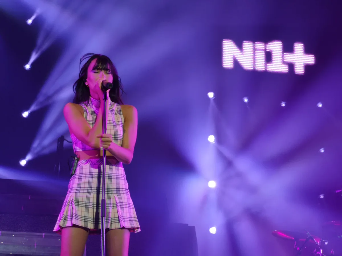 Aitana cantando en directo con el micrófono en la mano