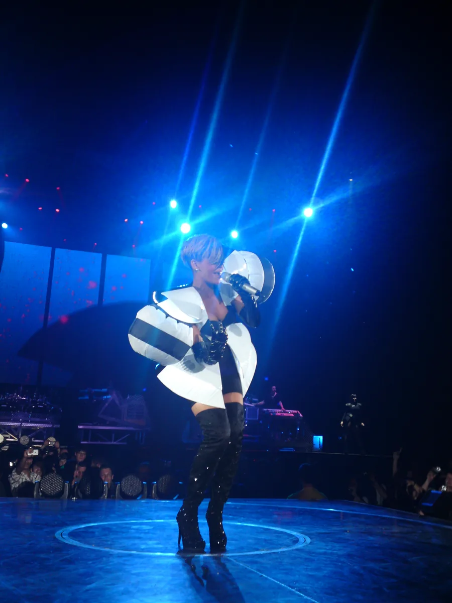Rihanna en el escenario durante el Last Girl On Earth Tour
