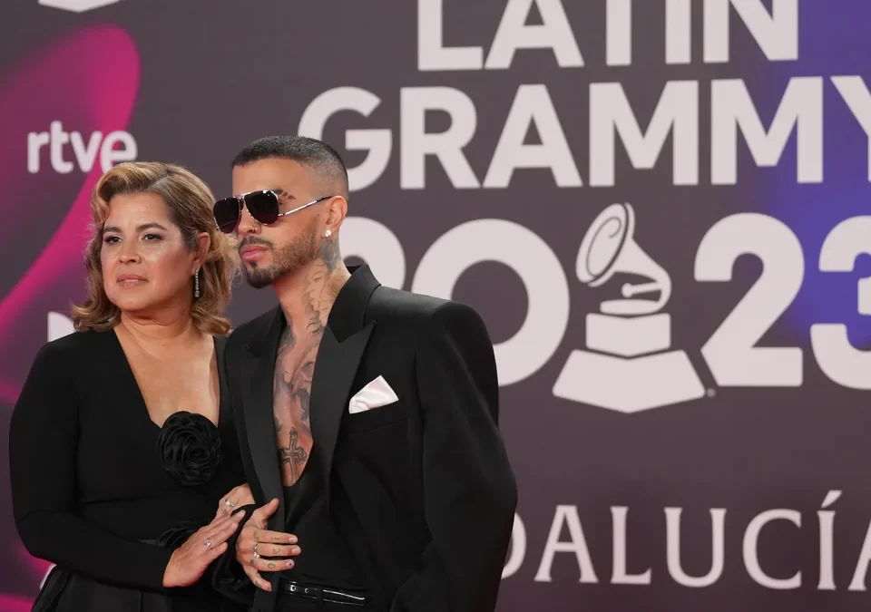 Rauw Alejandro en la alfombra roja de la gala de los Latin Grammy