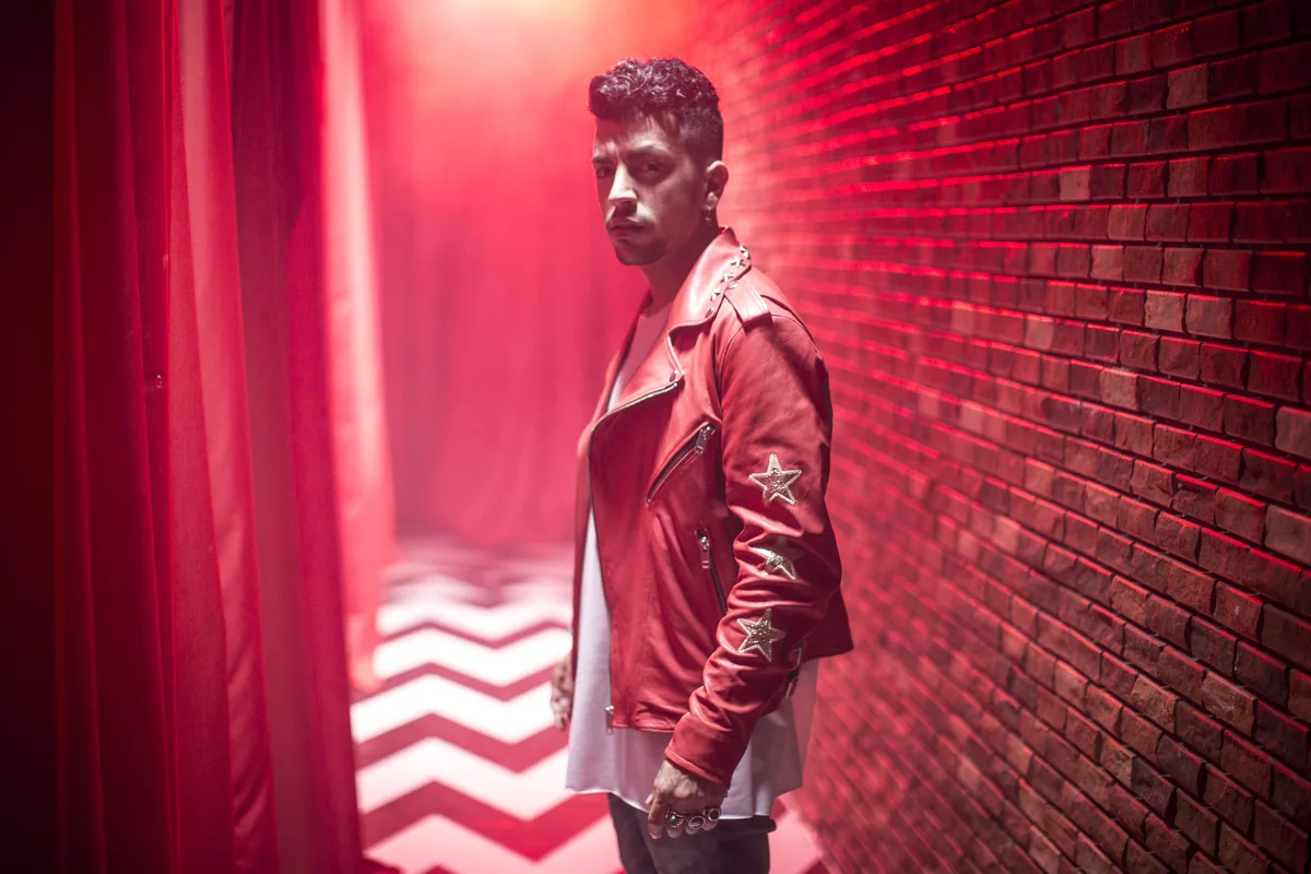 El cantante canario Dasoul con chaqueta roja