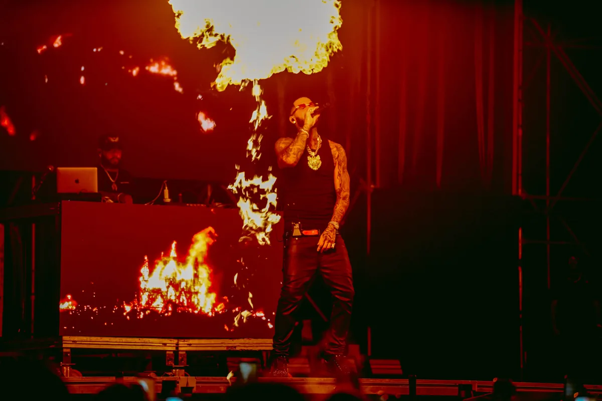 ROA canta en directo junto a una llamarada de fuego en el escenario