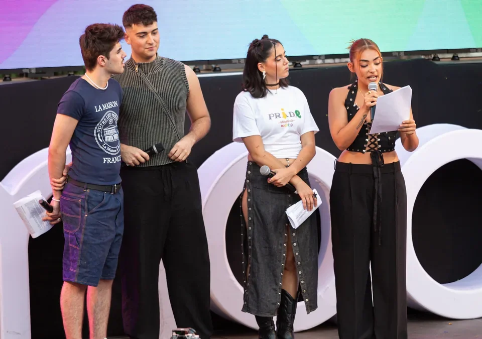 Violeta Hódar leyendo un texto con micrófono en un escenario junto a otros tres concursantes de Operación Triunfo